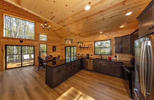 Logan Cabin | Relaxing luxury lodge, 4-bedroom retreat with WiFi, AC in Logan