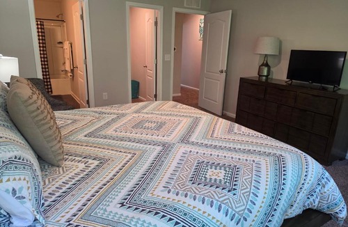 Arlington Apartment | Relaxing Modern 2BR Home - King Bd - Near DT JAX