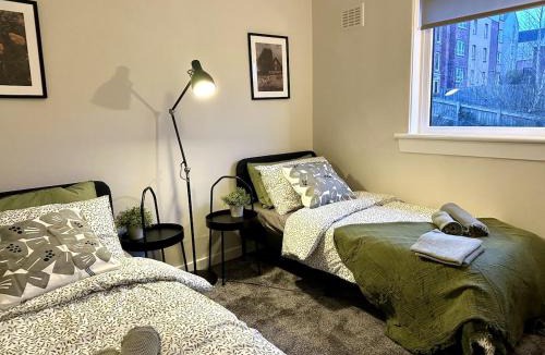 Clydebank Apartment | Relaxing Modern Apartment with 6 beds, New Furniture&Repair
