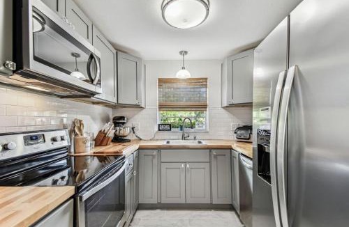 Mount Plymouth House | Relaxing Modern Home Sleeps 6 Pool BBQ Firepit