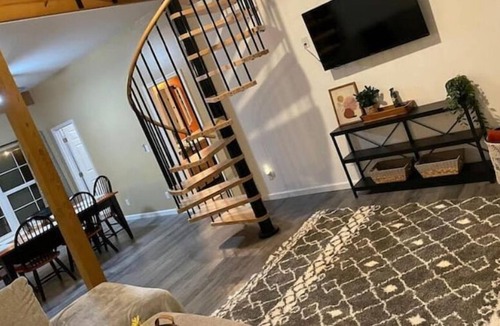 Hinton Cabin | Relaxing Mountain Getaway along the river!