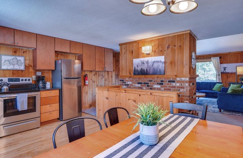 West Dover Apartment | Relaxing Mountain Refuge: 4 Miles to Mt Snow!