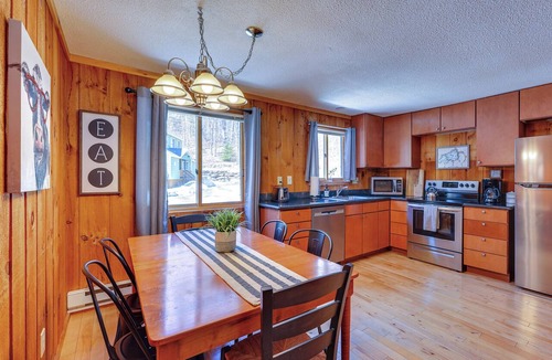West Dover Apartment | Relaxing Mountain Refuge: 4 Miles to Mt Snow!