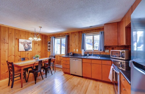 West Dover Apartment | Relaxing Mountain Refuge: 4 Miles to Mt Snow!