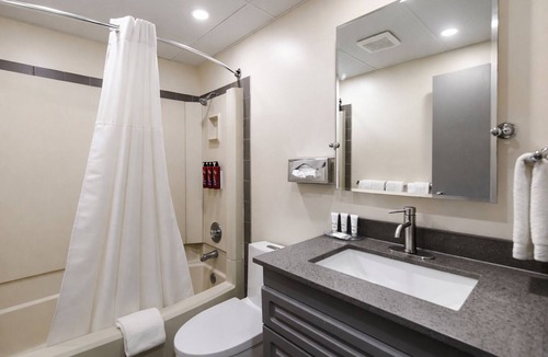 Smithers Hotel | Relaxing Mountain Stay w/Cozy Beds — Easy Access & Parking