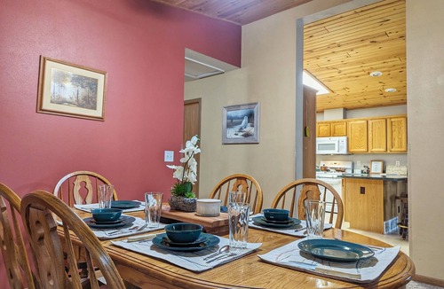 Mosinee House | Relaxing nature getaway with all the amenities