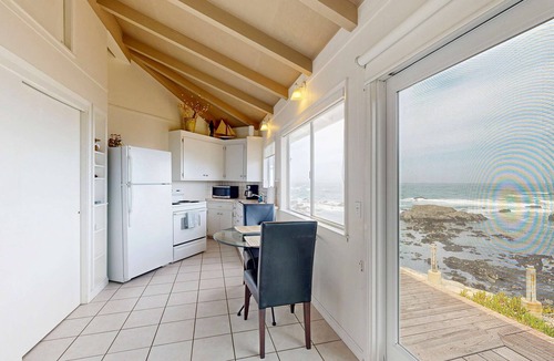 Fort Bragg House | Relaxing Oceanfront Retreat with Hot Tub