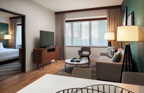 Downtown Houston Hotel | Relaxing Pet Friendly space in Downtown Houston!