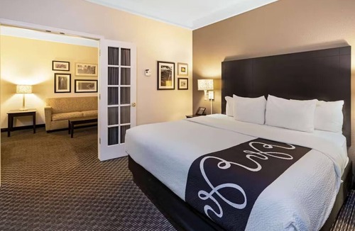 Superstition Springs Hotel | Relaxing Pool View 1BR Suite | Romantic Getaway | Free Continental Breakfast