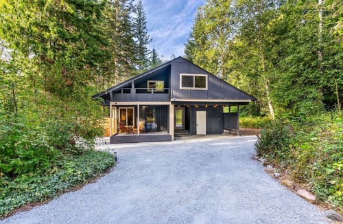 Ashford Cabin | Relaxing, Private Cabin w/Hot Tub & Generator near Mt Rainier!