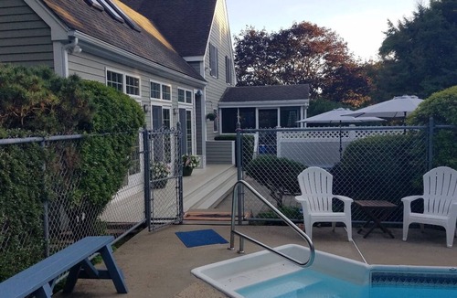 Haversham House | Relaxing private poolside retreat 5 minutes from the beach!