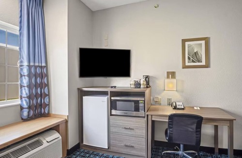 Blue Springs Hotel | Relaxing Private Room Close to Blue Springs Dining & Shopping Spots