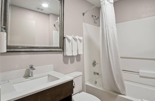 Blue Springs Hotel | Relaxing Private Room Close to Blue Springs Dining & Shopping Spots