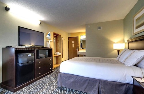 Devils Lake Hotel | Relaxing Queen Room near Lake Region Heritage Center |Indoor Pool & Free Parking