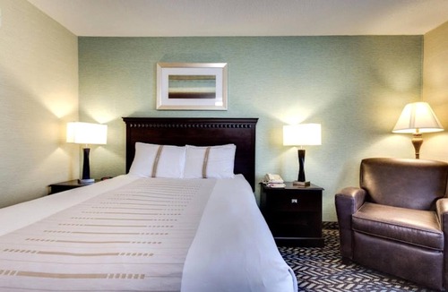 Devils Lake Hotel | Relaxing Queen Room near Lake Region Heritage Center |Indoor Pool & Free Parking