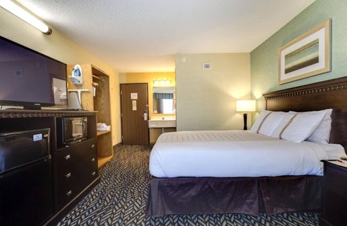 Devils Lake Hotel | Relaxing Queen Room near Lake Region Heritage Center |Indoor Pool & Free Parking