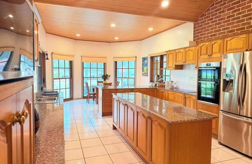 Worrigee House | Relaxing Queen + Single Country Room