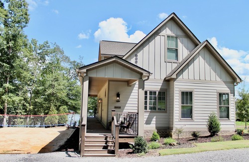 Northport House | Relaxing Retreat—Family Fun on Lake Tuscaloosa w/beach volleyball, games & dock!