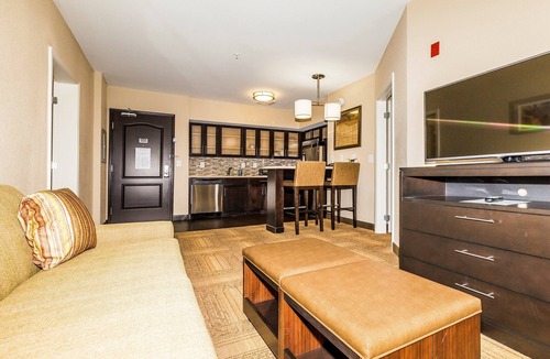 Farragut Condo | Relaxing Retreat in Knoxville | Complimentary Breakfast + Shared Outdoor Pool + 24h Business Center