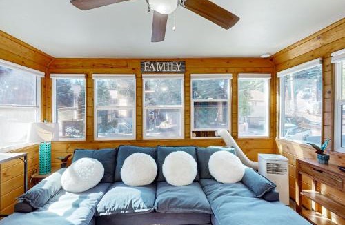 Cedar Glen House | Relaxing Retreat w/Deck, 1 Mi to Lake Arrowhead!
