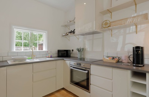 Newbury Cottage | Relaxing Riverfront Cottage with Private Terrace