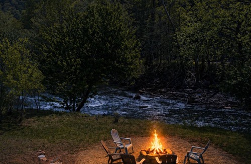 Cullowhee House | Relaxing riverfront house perfect for fly fishing and WCU family visits