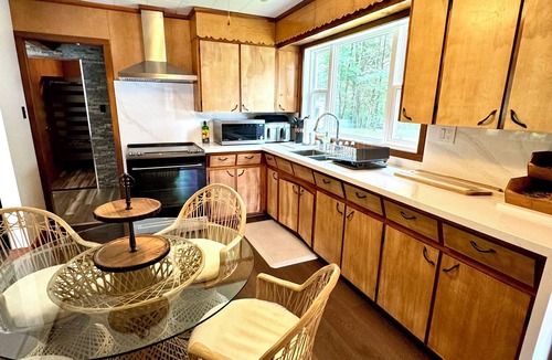 Bracebridge Cottage | Relaxing Riverside Cottage +OnThe Water +Waterfall +Bracebridge +Family Friendly
