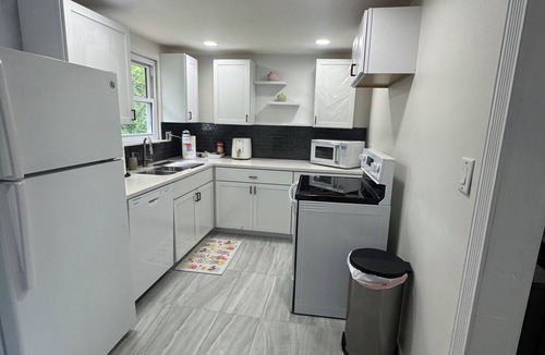 Riverside House | Relaxing Riverside Stay. Minutes to Downtown, MCI