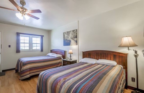 Short Creek Hotel | Relaxing Room Near Outdoor Attractions, Golf Course and Free Parking