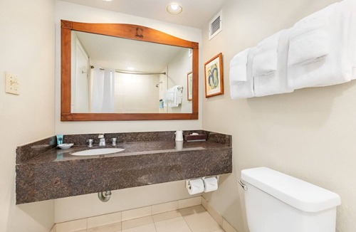 Waikiki Hotel | Relaxing Room Steps from Waikiki Beach Perfect for Families! Outdoor Pool