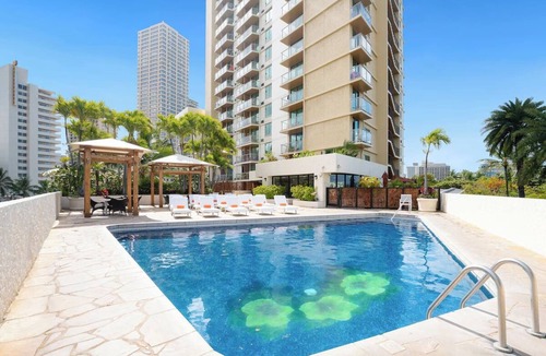 Waikiki Hotel | Relaxing Room Steps from Waikiki Beach Perfect for Families! Outdoor Pool