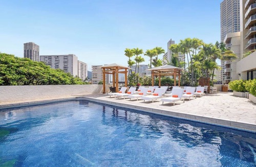 Waikiki Hotel | Relaxing Room Steps from Waikiki Beach Perfect for Families! Outdoor Pool