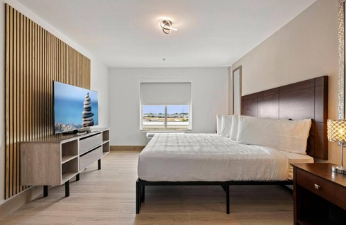 FM 1960 Hotel | Relaxing Space for Personal or Business Travelers Near Shopping Area - 5.8 miles