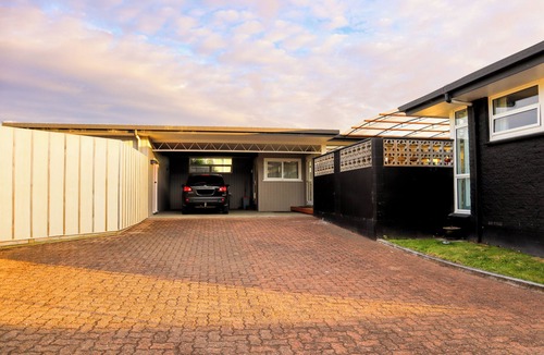 Waipahihi House | Relaxing spacious home, close to lake, great views