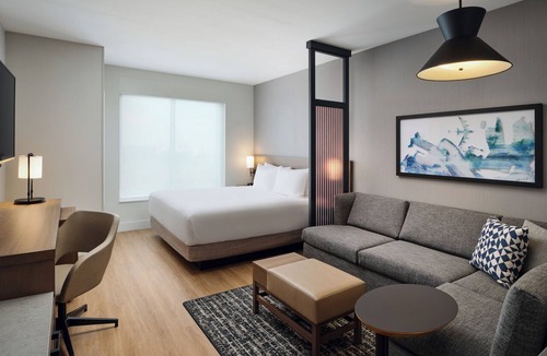 Melbourne Hotel | Relaxing Spot: Modern Room w/Free Breakfast | 5-Min Walk to Airport