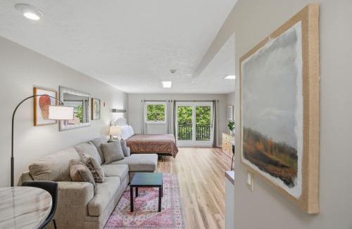 Baneberry House | Relaxing Studio Sleeps 4 Near Golf & Douglas Lake