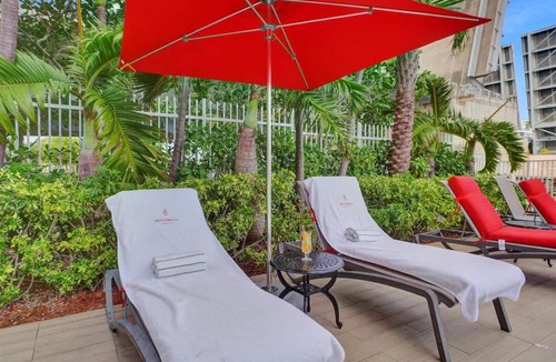 Hallandale Beach Hotel | Relaxing Studio Private Balcony Pool Beach