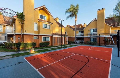 Anaheim Resort Hotel | Relaxing Studio w/Full Kitchen and Heated Outdoor Pool - Walk to Disneyland