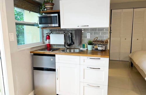 Flagami House | Relaxing studio with patio- Free parking & laundry