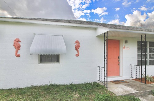 Melbourne House | Relaxing Tropical Getaway! Coral Cottage Melbourne- family and pet friendly home