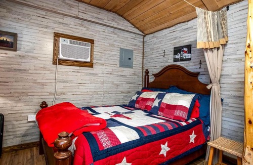 Medina House | Relaxing Waterfront Cabin Getaway for Families and Couples in Medina, Texas