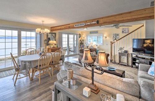Tillicum House | Relaxing Waterfront Escape ~ 11 Mi to Olympia