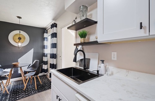 Fairview House | Relocation housing near Portland Airport large fenced yard, driveway parking!