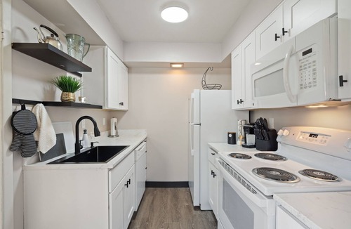Fairview House | Relocation housing near Portland Airport large fenced yard, driveway parking!