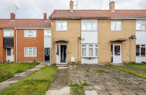 Basildon House | Remaj Accommodation, 4 Bedrooms, 6 Beds , sleeps 7 & free residential parking