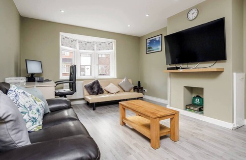 Basildon House | Remaj Accommodation, 4 Bedrooms, 6 Beds , sleeps 7 & free residential parking