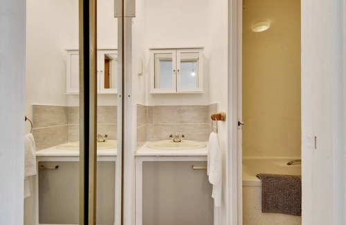 Harlington Apartment | Remarkable 1-Bed Studio in Hayes