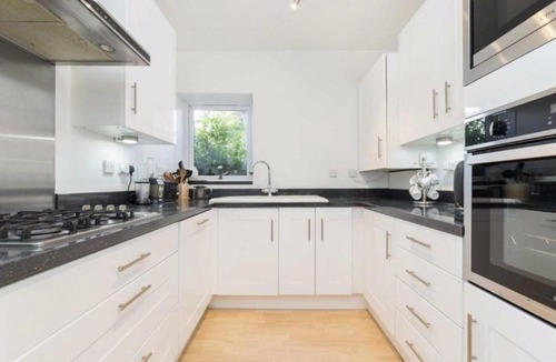 Island Gardens Apartment | Remarkable 2-Bed Apartment in London
