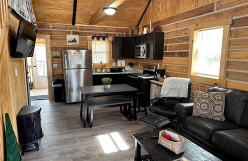 Birdseye House | Remarkable Cabin with Fire Pit and Jacuzzi in Indiana