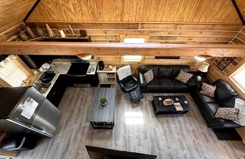 Birdseye House | Remarkable Cabin with Fire Pit and Jacuzzi in Indiana